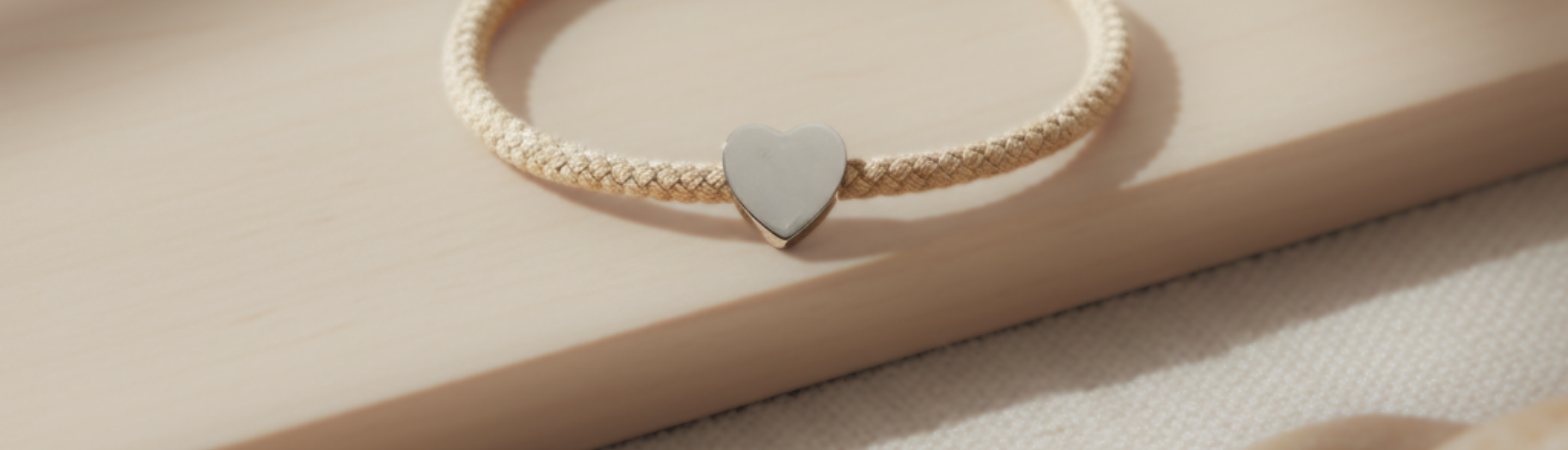 Armband Beige mit Herz Charm Silber