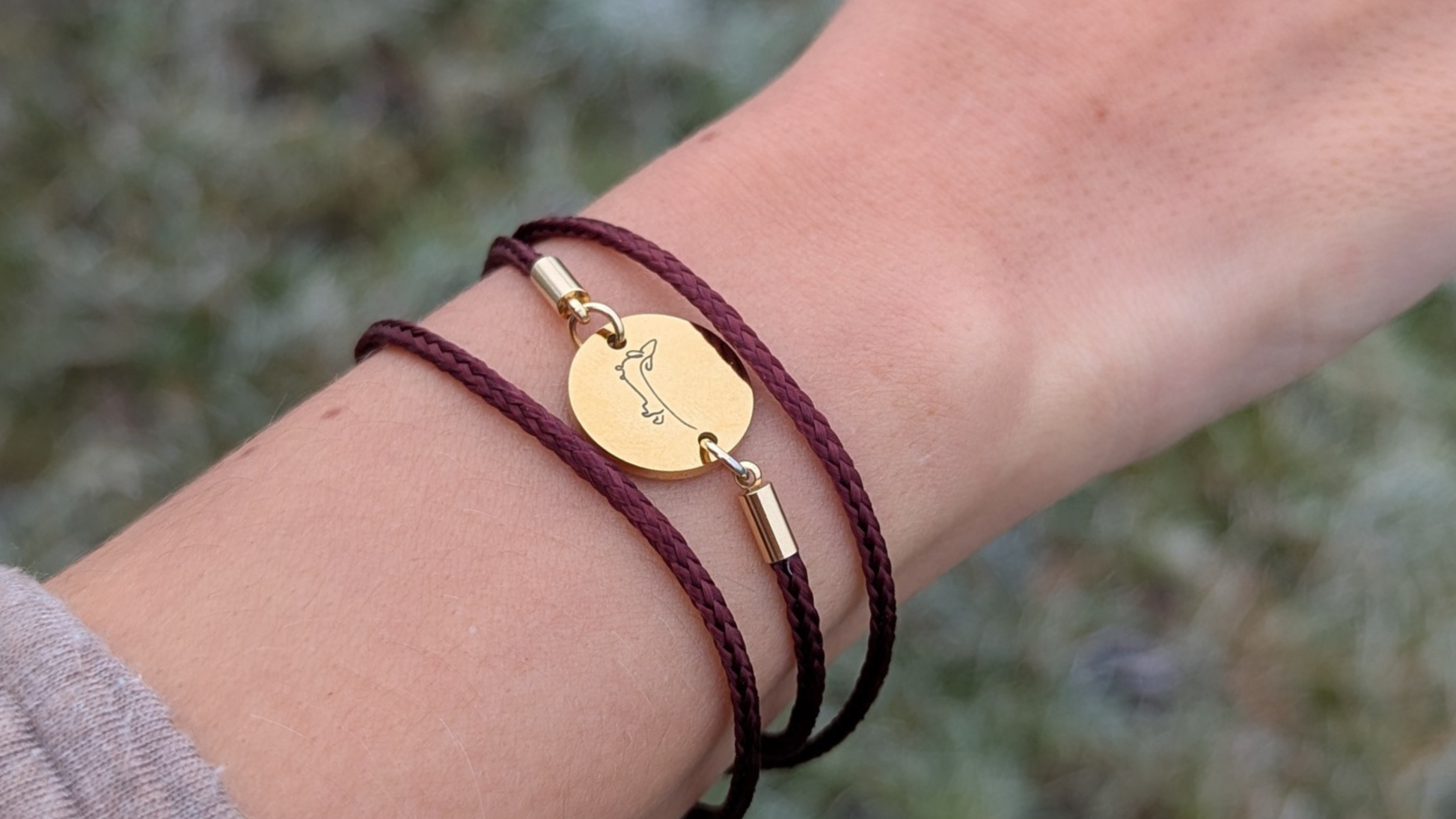 Rotbraunes Trachtenarmband mit Dackel-Motiv