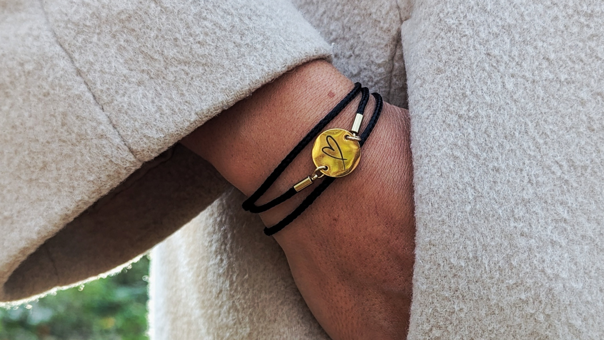 Schwarzes Trachtenarmband mit Herz-Motiv