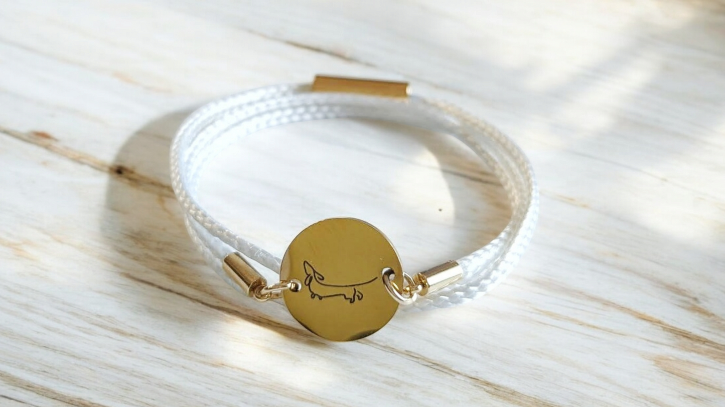 Weißes Trachtenarmband mit Dackel-Motiv