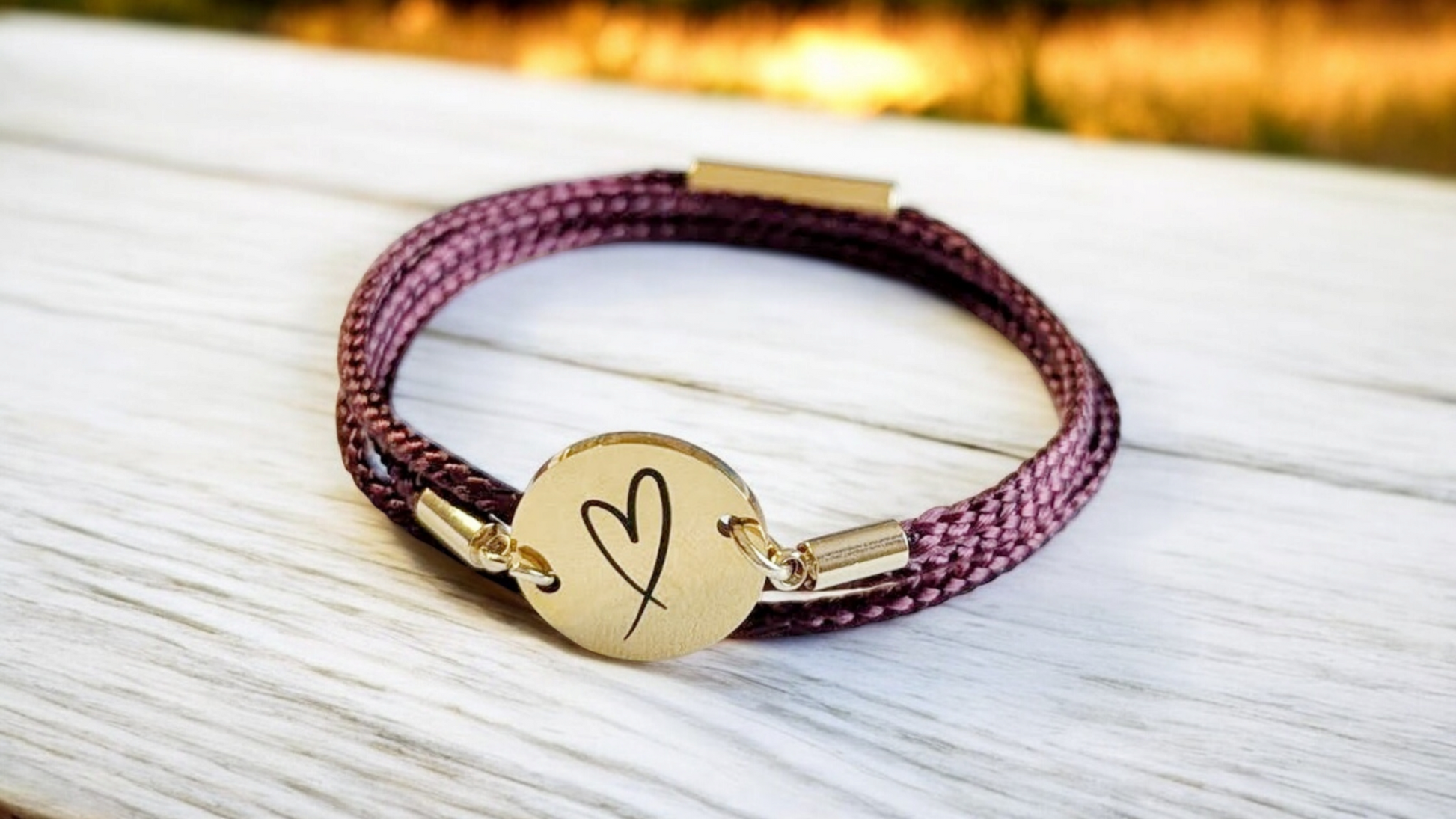Rotbraunes Trachtenarmband mit Herz-Motiv